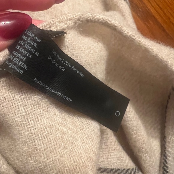 Elegant Eileen Fisher Wool Beige Women's Shawl with Fringe - Picture 7 of 8